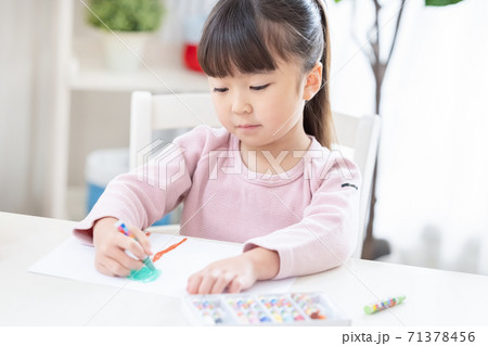 お絵描きをする女の子 お絵描きをする女の子 71378456