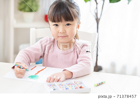 お絵描きをする女の子 お絵描きをする女の子 71378457