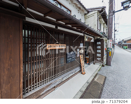 五條新町通りの町並み 71379204