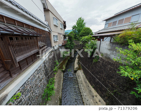 五條新町通りの町並み 71379206