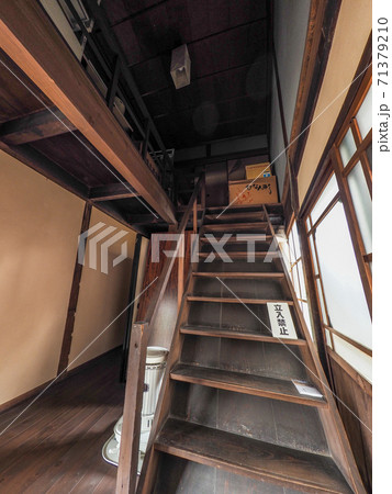 五條新町通りの町並み 71379210