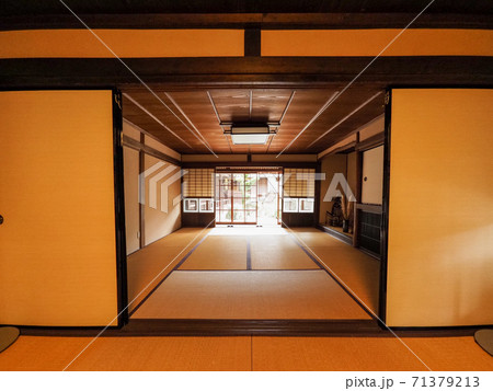 五條新町通りの町並み 71379213