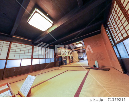 五條新町通りの町並み 71379215