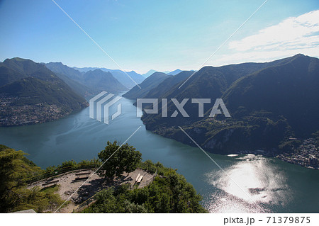 スイス　ルガーノ　サン・サルヴァトーレ山からルガーノ湖を望む　 71379875