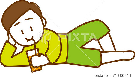 寝転んでジュースを飲んでいる男性のイメージイラストのイラスト素材