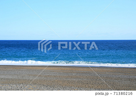 熊野古道の一つの七里御浜の砂礫海岸と青い海に空の写真素材