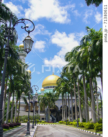 ブルネイのモスクの入り口 71380611
