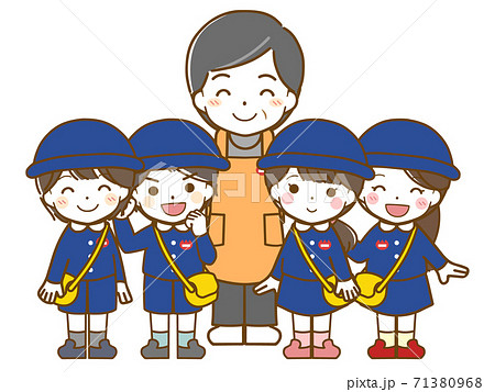 中年男性保育士と幼稚園児たち 71380968