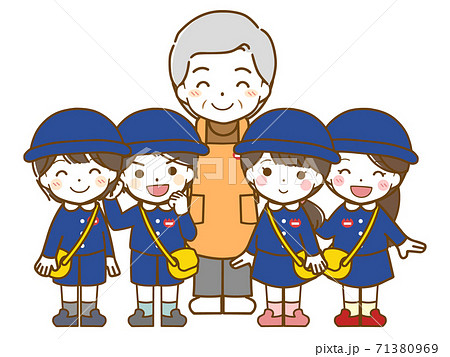 老年男性保育士と幼稚園児たち 71380969