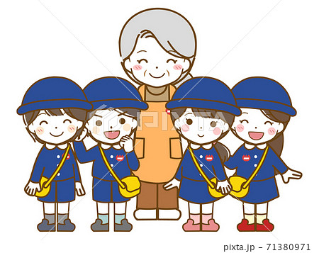 老年女性保育士と幼稚園児たち 71380971