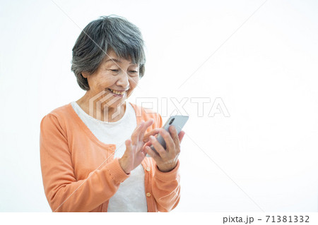 笑顔のシニア女性 スマホを操作するシニア女性 シルバー世代 高齢者 女性 ポートレート 笑顔のシニア女性 スマホを操作するシニア女性 シルバー世代 高齢者 女性 ポートレート 71381332