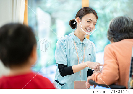 シニア女性と会話する介護士 介護イメージ シニア シニア女性と会話する介護士 介護イメージ シニア 71381572
