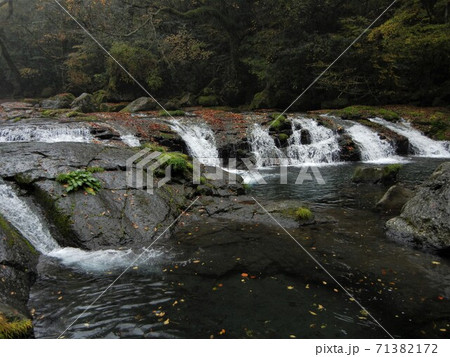 日本の川景色：熊本県の菊地渓谷の菊地川と紅葉 71382172