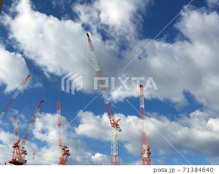 東京の秋空とクレーン 71384640