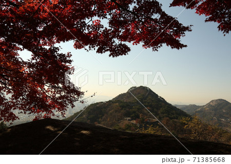 秋 紅葉 山 71385668