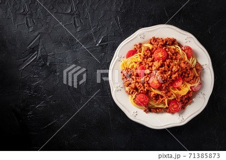 Spaghetti bolognese pasta, shot from above on a dark table 71385873