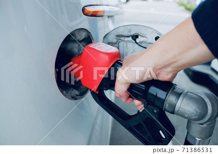 レギュラーガソリンの給油 71386531