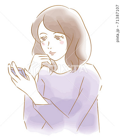 スマホを見る女性の水彩画風イラスト/白背景 71387107