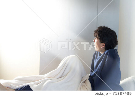 寝起きの若い男性 寝起きの若い男性 71387489