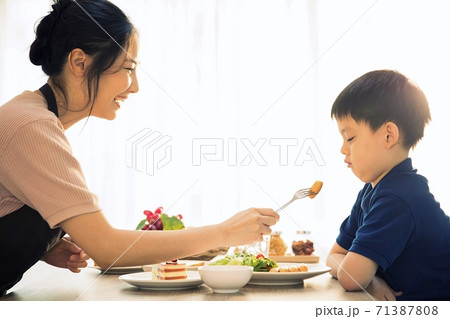 母親が出した食事を食べようとしない男の子 71387808