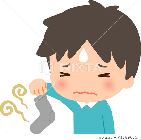靴下の悪臭に悩む若い男性 71389635