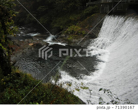 日本の川景色:熊本県の菊地渓谷の菊地川と紅葉 日本の川景色:熊本県の菊地渓谷の菊地川と紅葉 71390167