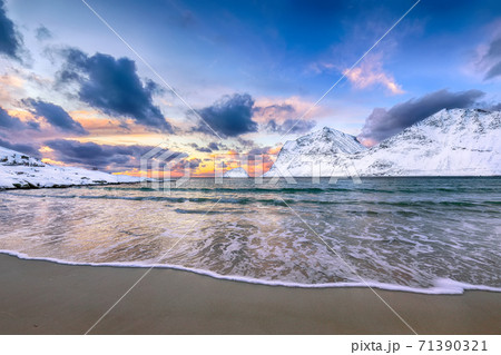 Stunning winter view of Vik  beach during sunset  71390321