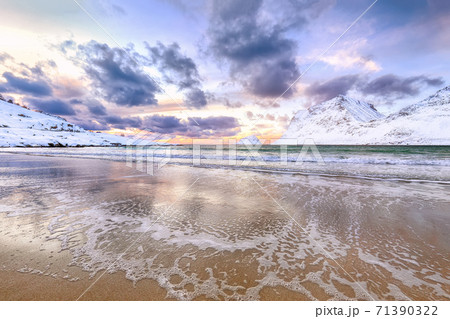 Astonishing winter view of Vik  beach during sunset  71390322