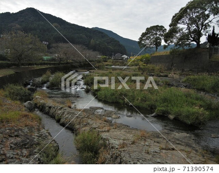 日本の川景色：佐賀県嬉野市にある轟の滝公園を流れる塩田川 71390574