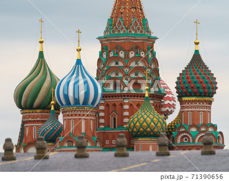 Sant Basil Cathedral domes at the Moscow Red Square 71390656
