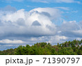 大きな雲と青空 71390797
