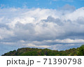 大きな雲と青空 71390798