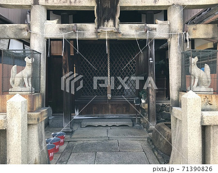 民家に隠れた小さな三森稲荷大神（京都） 71390826