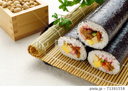 節分 巻き寿司と豆 節分 巻き寿司と豆 71391558