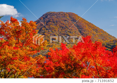 群馬県 紅葉の榛名湖 榛名富士 上毛三山 の写真素材