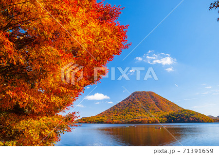 【群馬県】紅葉の榛名湖・榛名富士〈上毛三山〉 71391659