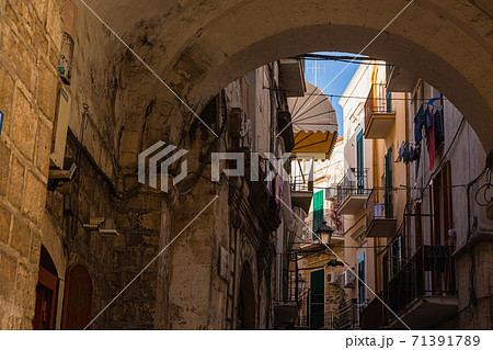 イタリア バーリの旧市街の路地裏 イタリア バーリの旧市街の路地裏 71391789