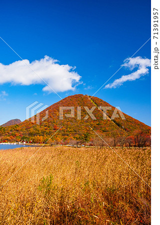 〈群馬県〉秋の榛名湖と榛名富士 71391957