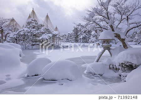 石川県 兼六園 雪景色 71392148