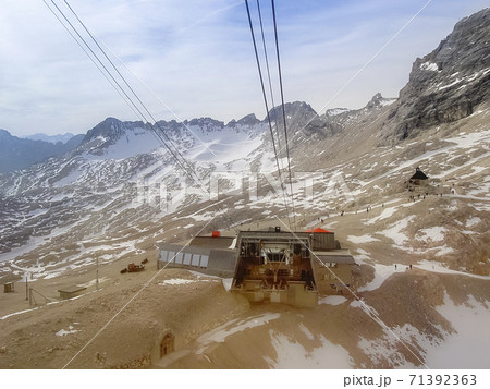 ドイツ ツークシュピッツェ山頂南側斜面の様子 Zugspitze, Germany ドイツ ツークシュピッツェ山頂南側斜面の様子 Zugspitze, Germany 71392363