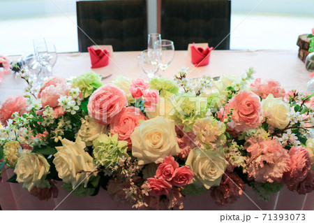 結婚式のメインテーブルの花の写真素材