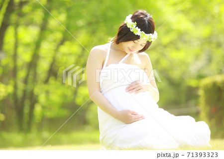若い妊婦 71393323