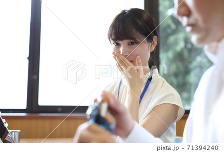迷惑なタバコに困る女性会社員のイメージ 71394240