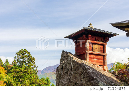 秋の山寺立石寺納経堂と紅葉 71394875