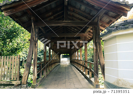 日本庭園の木造の橋 71395351