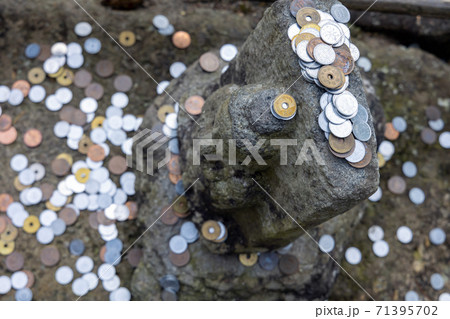 山寺立石寺の地蔵と賽銭 山寺立石寺の地蔵と賽銭 71395702