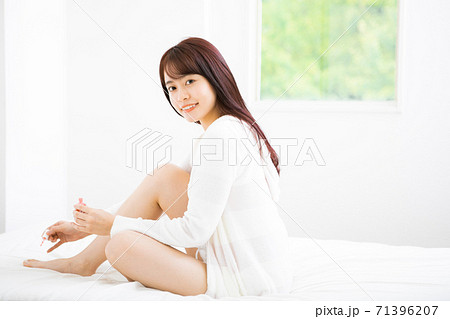 ベッドの上でフットネイルをする女性 ベッドの上でフットネイルをする女性 71396207