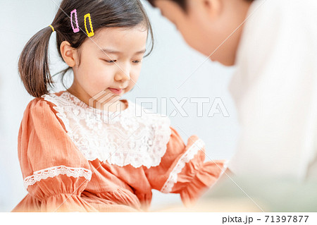 子供 女の子 友達 71397877
