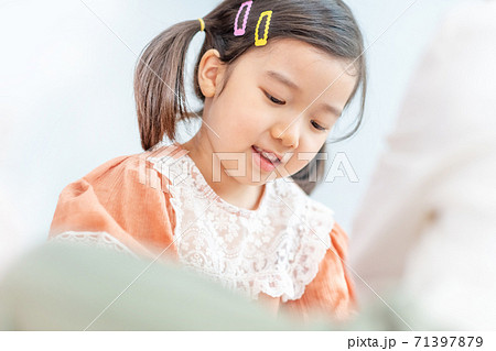 子供 女の子 人物 71397879