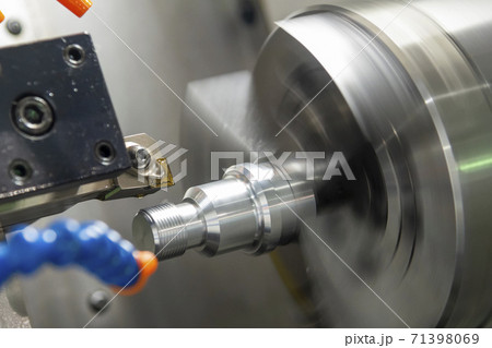 The CNC lathe machine thread cutting the metal shaft part. 71398069